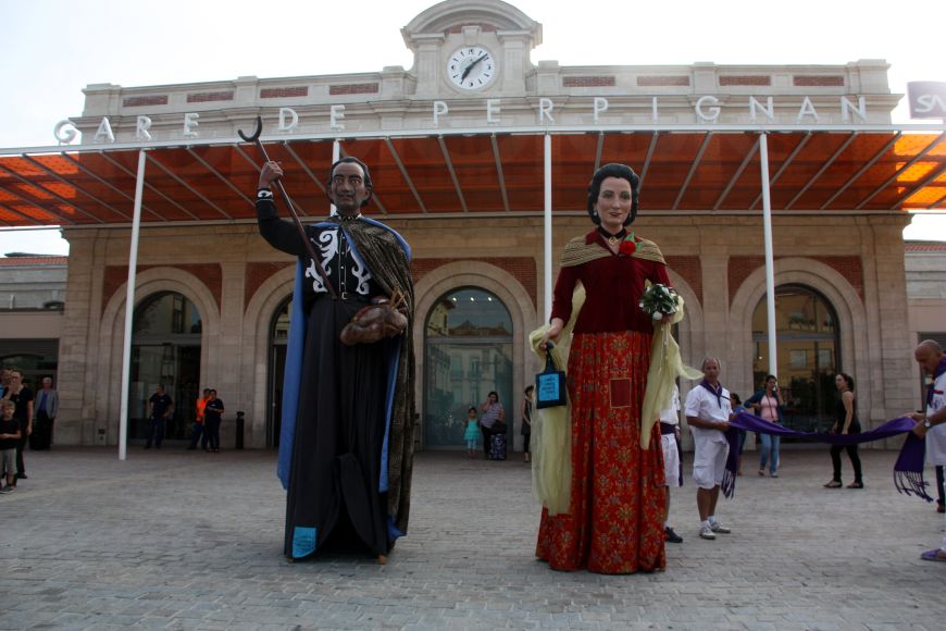 Els gegants Dalí i Gala davant l'estació de Perpinyà | © Arxiu Amics dels Museus Dalí Els gegants Dalí i Gala davant l'estació de Perpinyà | © Arxiu Amics dels Museus Dalí