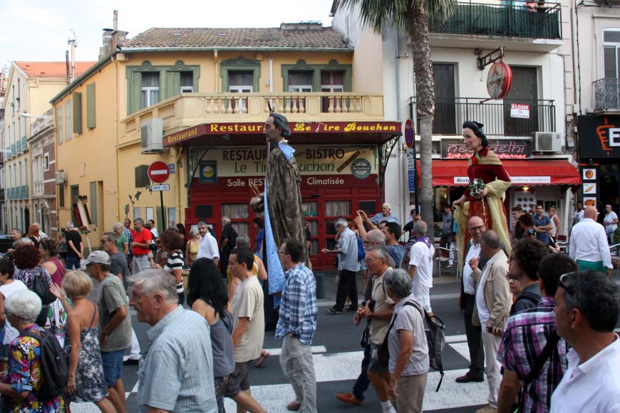 L'acte va continuar amb un recorregut pel centre de Perpinyà | © Arxiu Amics dels Museus Dalí