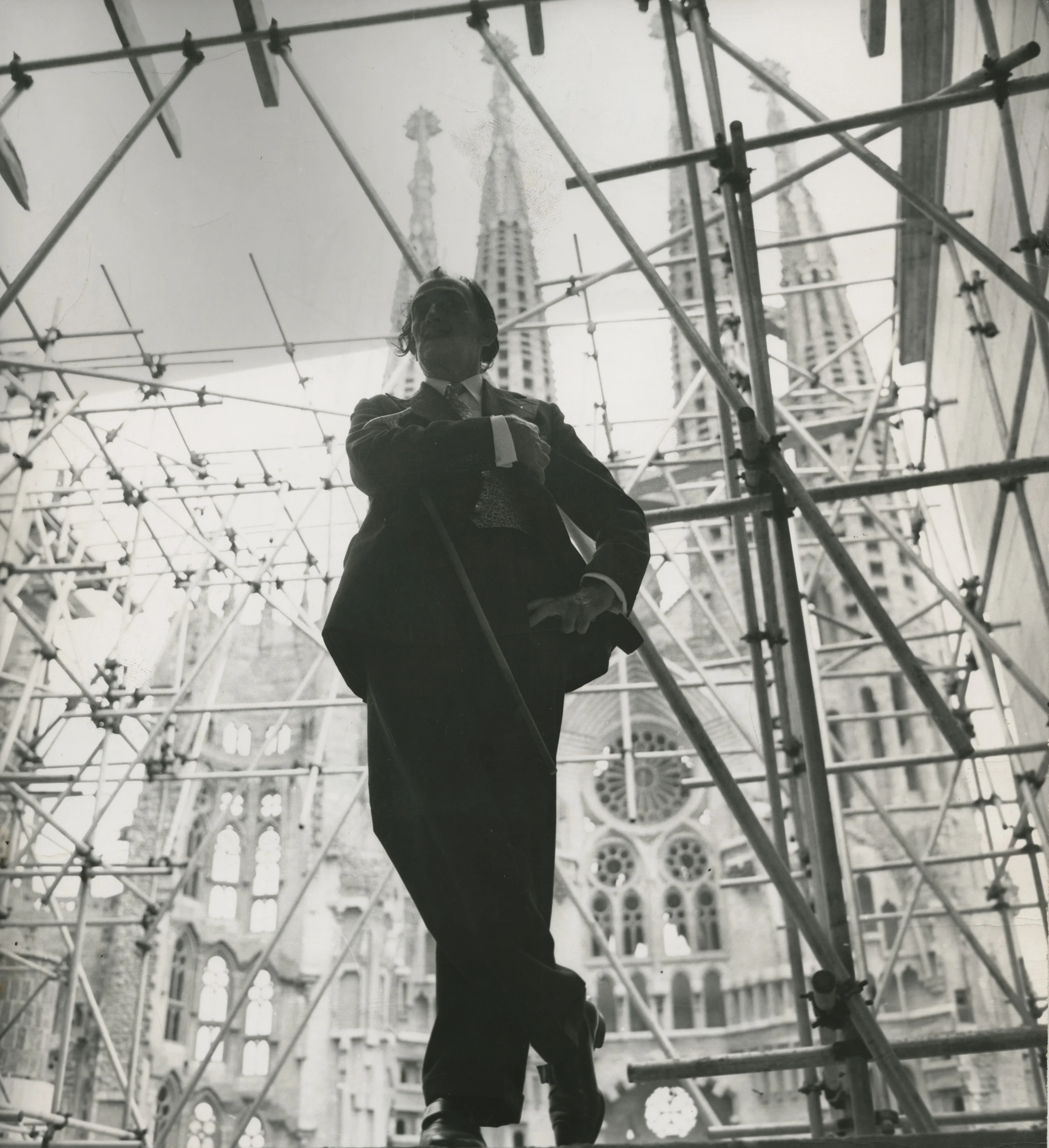 Salvador Dalí entre la bastida de la Sagrada Família | © Arxiu ABC. Salvador Dalí, Fundació Gala-Salvador Dalí, Figueres, 2026