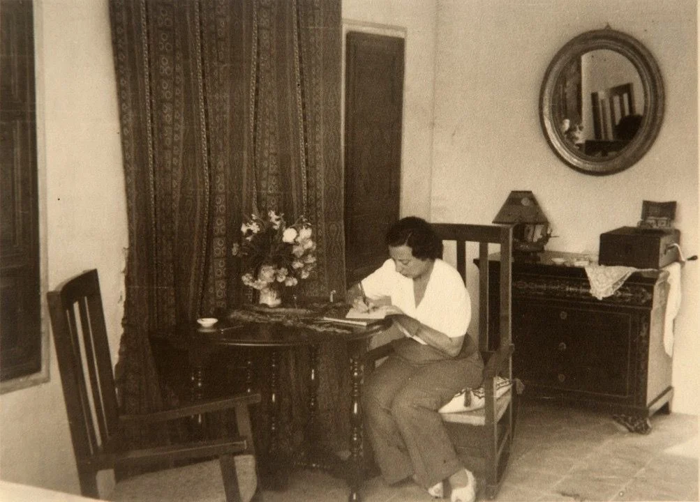 Anna Maria Dalí treballant dins el llaner on es pot veure part del mobiliari de la família | © Ajuntament de Figueres