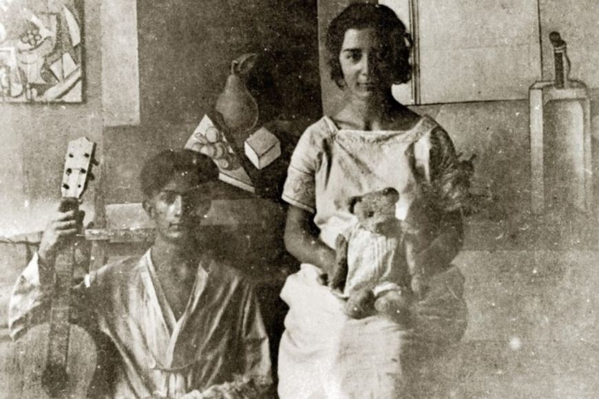 Anna Maria i Salvador Dalí amb Don Osito Marquina. Fotografia de Joan Xirau a l’estudi de Dalí a Figueres, 1926 | © Centre de Documentació i de Recerca dels Jocs i dels Joguets del Museu del Joguet Anna Maria i Salvador Dalí amb Don Osito Marquina. Fotografia de Joan Xirau a l’estudi de Dalí a Figueres, 1926 | © Centre de Documentació i de Recerca dels Jocs i dels Joguets del Museu del Joguet