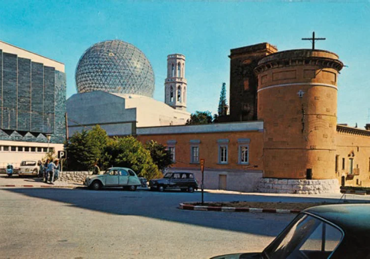 Exterior de la Torre Gorgot, amb la cúpula del Teatre - Museu de fons | © Autor desconegut. Arxiu Josep Playà
