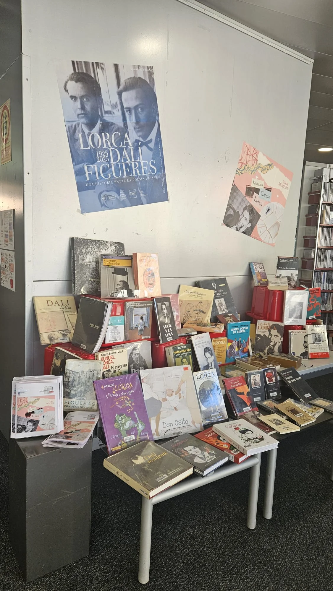 Aparador dedicat a Dalí i Lorca a la Biblioteca de Figueres