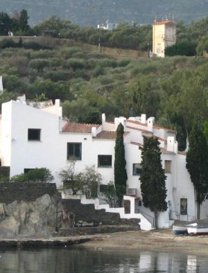 La Casa Museu Dalí a Portlligat vista des del mar La Casa Museu Dalí a Portlligat vista des del mar