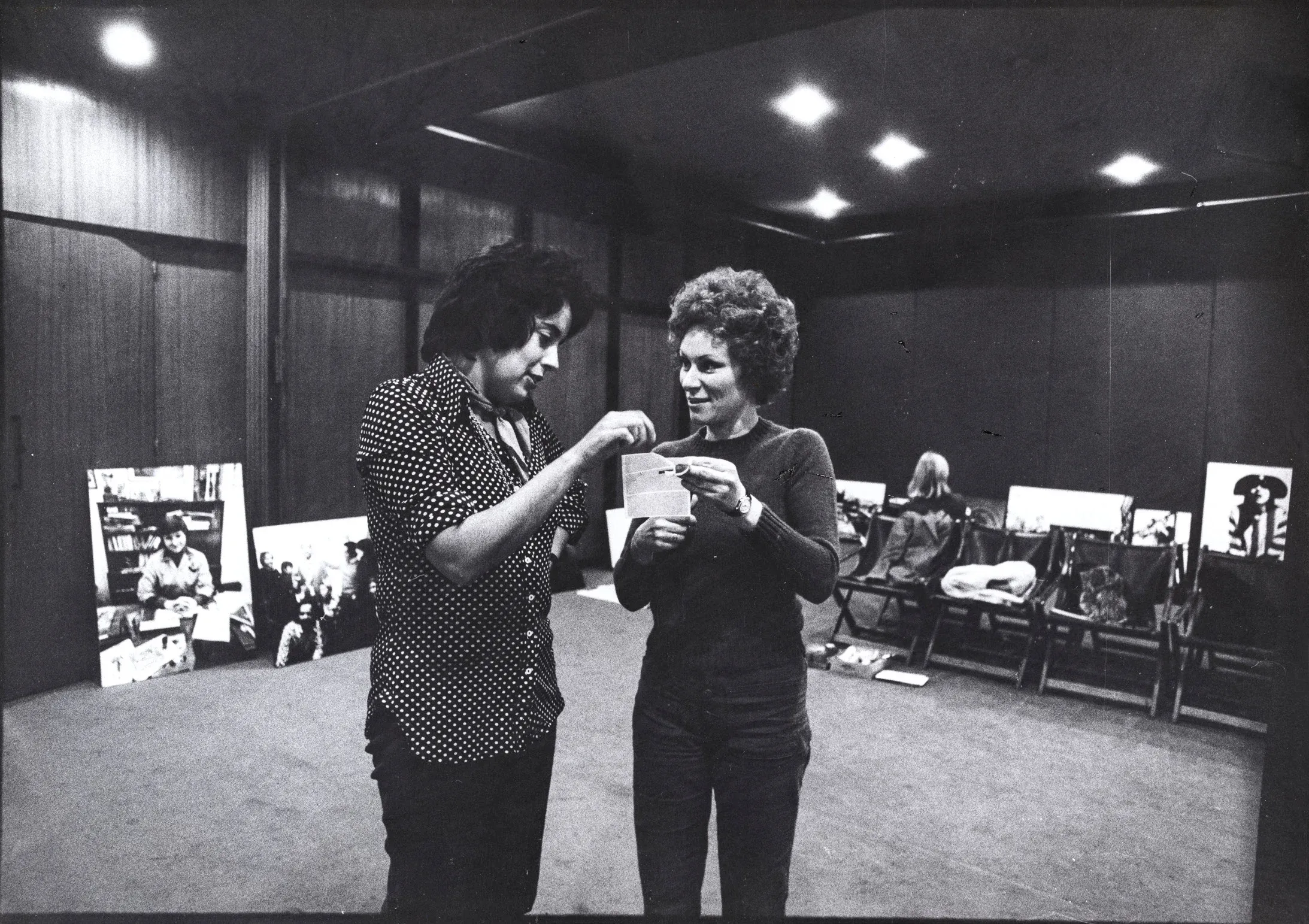 Anna Maio, comissària de l'exposició, amb Colita | © Carla Cereti. 1971