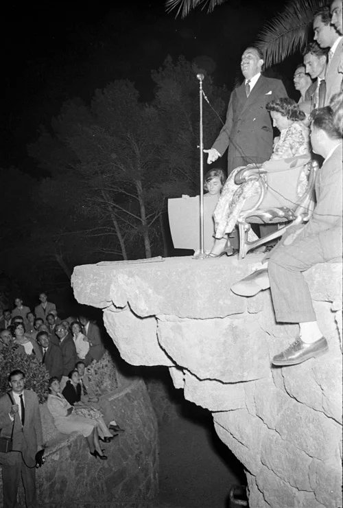 Conferència de Salvador Dalí al Parc Güell, 1956. © Brangulí (Fotògrafs). FGD. | © Brangulí (Fotògrafs). FGD.