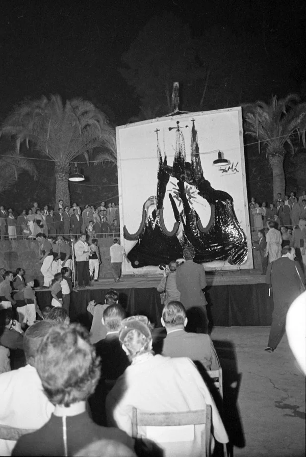 Conferència de Salvador Dalí al Parc Güell, 1956. © Brangulí (Fotògrafs). FGD. | © Brangulí (Fotògrafs). FGD.