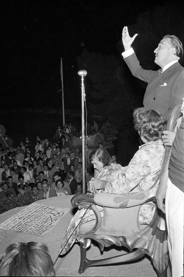 Conferència de Salvador Dalí al Parc Güell, 1956. © Brangulí (Fotògrafs). FGD. | © Brangulí (Fotògrafs). FGD.