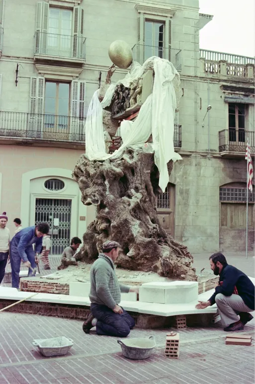 Construcció del Monument a Francesc Pujols, 1975 | © Casals, Melitó (Meli) 1975 | Salvador Dalí, Fundació Gala-Salvador Dalí, 2025 Construcció del Monument a Francesc Pujols, 1975 | © Casals, Melitó (Meli) 1975 | Salvador Dalí, Fundació Gala-Salvador Dalí, 2025