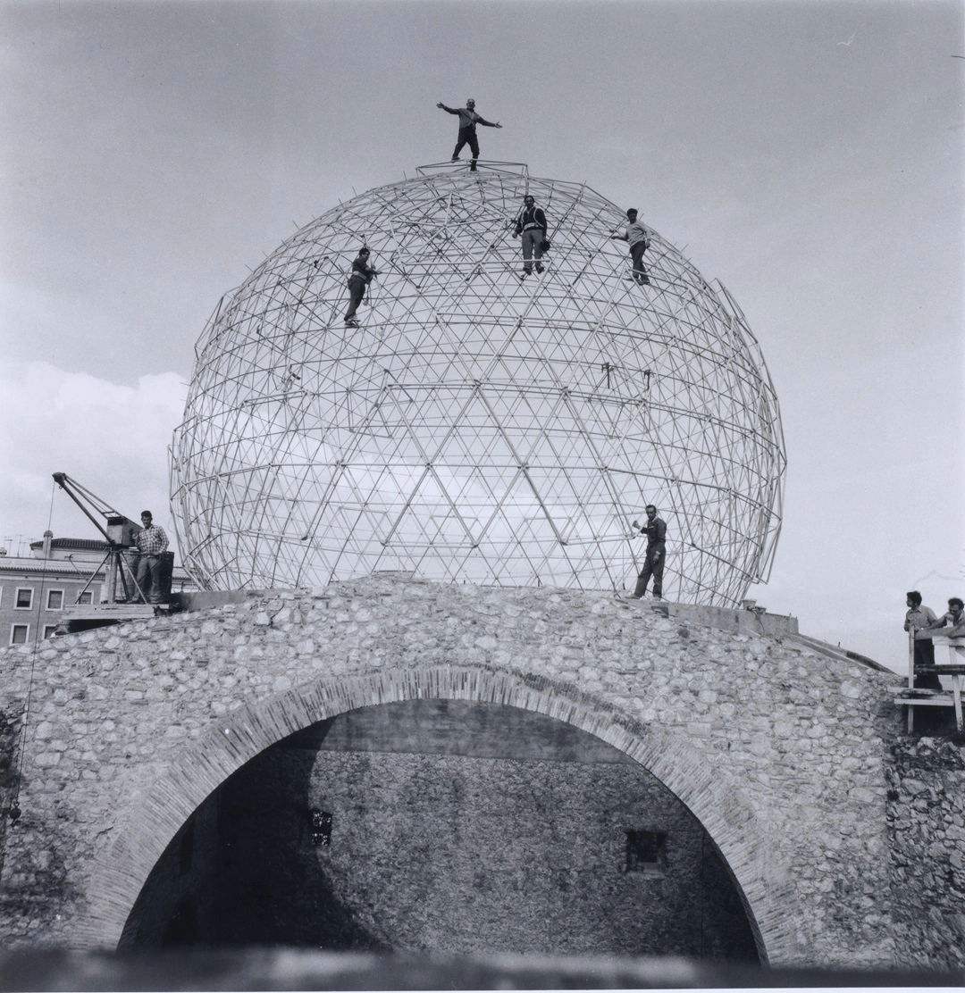 Aquesta imatge històrica il·lustra la campanya promocional del 50 aniversari del Teatre - Museu Dalí | © Melitó Casals 