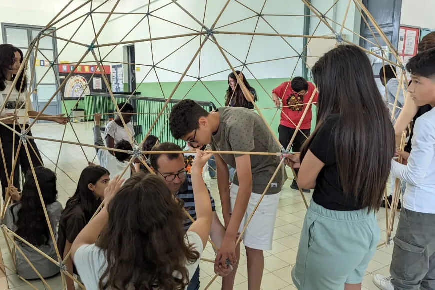 Els participants construiran una estructura de 3 metres de diàmetre i 2 metres d’alçada amb peces de fusta Els participants construiran una estructura de 3 metres de diàmetre i 2 metres d’alçada amb peces de fusta