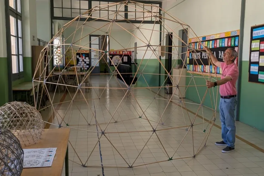 Els participants construiran una estructura de 3 metres de diàmetre i 2 metres d’alçada amb peces de fusta Els participants construiran una estructura de 3 metres de diàmetre i 2 metres d’alçada amb peces de fusta