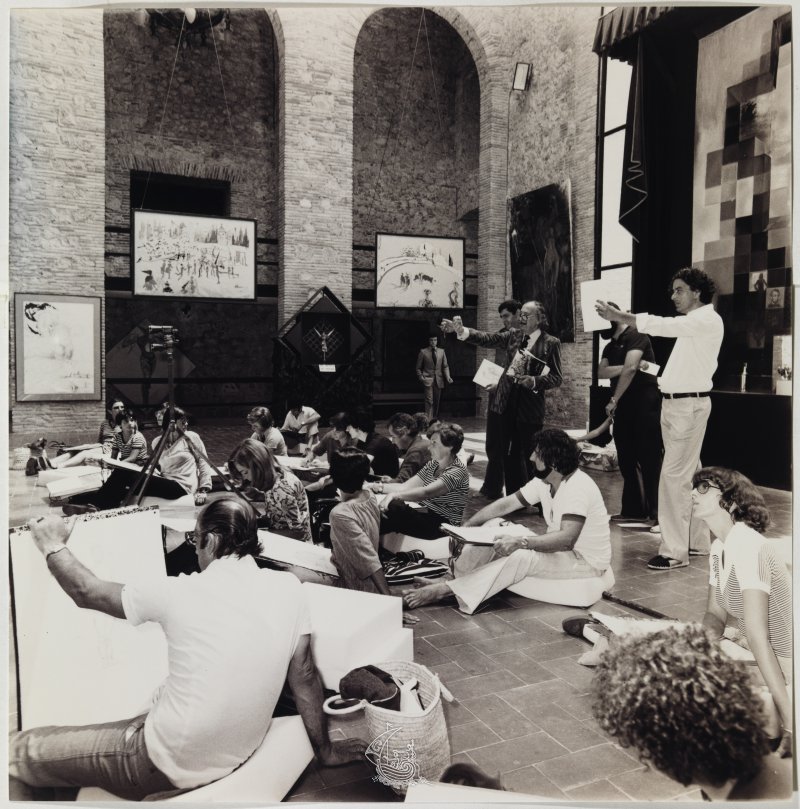 Dalí impartia les classes amb el suport d'Antoni Pitxot © Melitó Casals “Meli”/Fundació Gala-Salvador Dalí, Figueres, 2016. Drets d’imatge de Salvador Dalí reservats. Fundació Gala-Salvador Dalí, Figueres, 2016