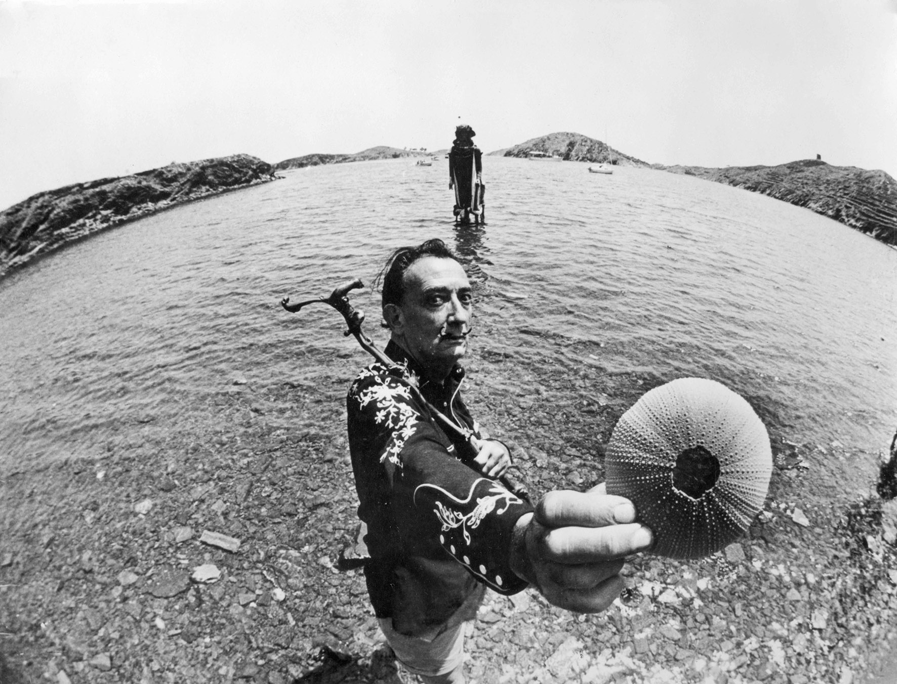 Dalí a la platja de Portlligat, 1966 | © Oriol Maspons