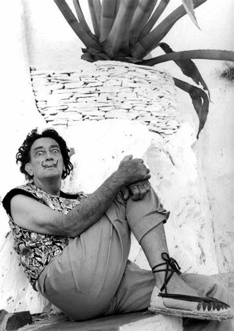 Salvador Dalí amb espardenyes | © Salvador Dalí, Fundació Gala-Salvador Dalí, Figueres, 2023