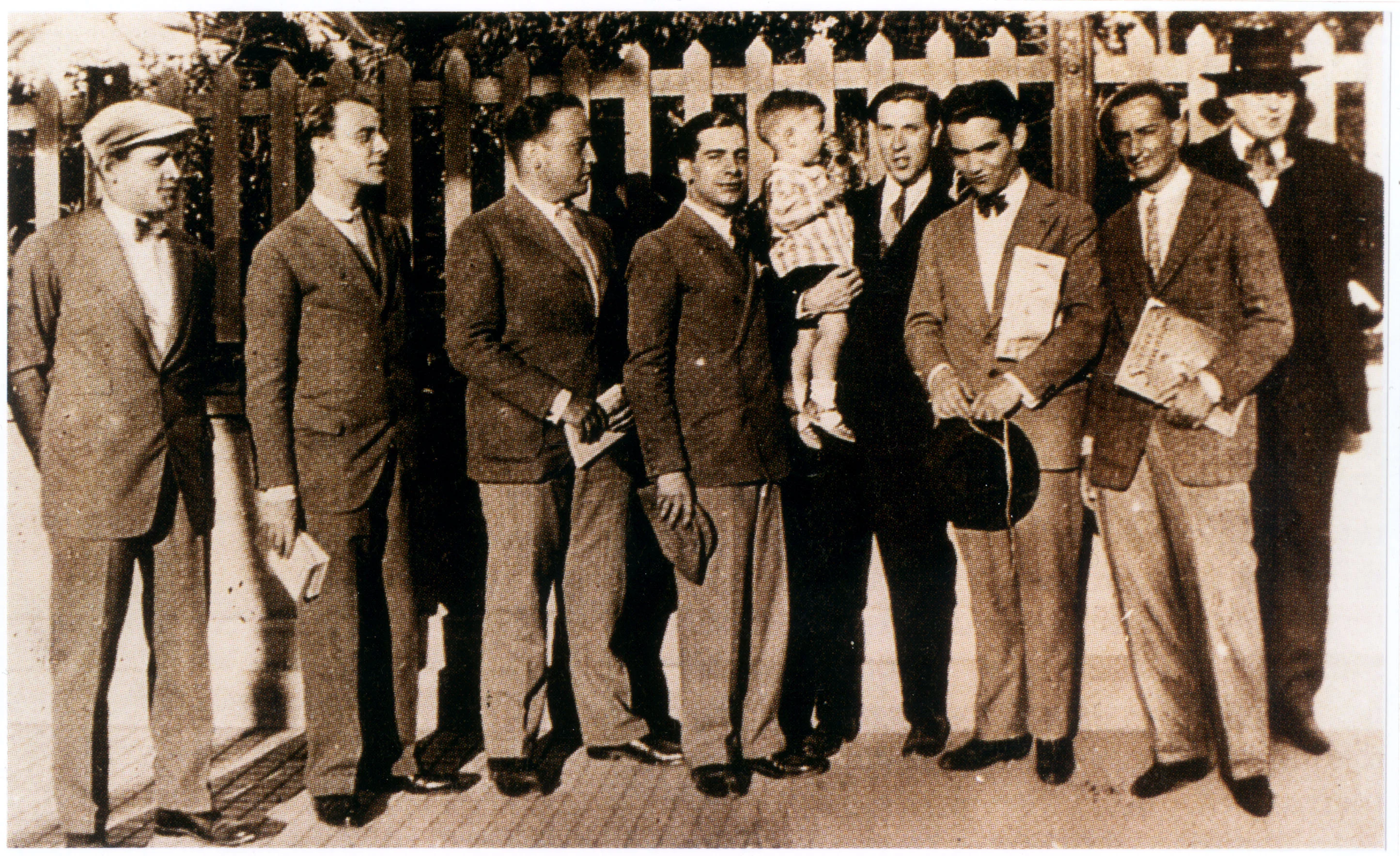 Salvador Dalí porta a la mà la revista 'Science and Invention' juntament amb Federico García Lorca i els membres de la redacció de la revista 'L’Amic de les Arts' (1928) | © Drets d’imatge reservats. Fundació Gala-Salvador Dalí, Figueres, 2025.