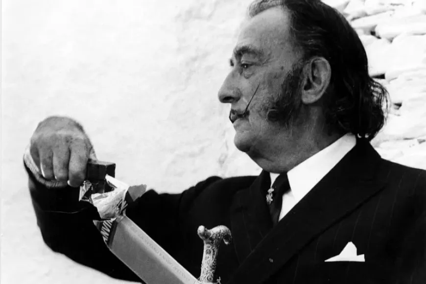 Salvador Dalí fent l'anunci publicitari de la xocolata Lanvin, 1969 | © Salvador Dalí, Fundació Gala-Salvador Dalí, Figueres 2024 Salvador Dalí fent l'anunci publicitari de la xocolata Lanvin, 1969 | © Salvador Dalí, Fundació Gala-Salvador Dalí, Figueres 2024