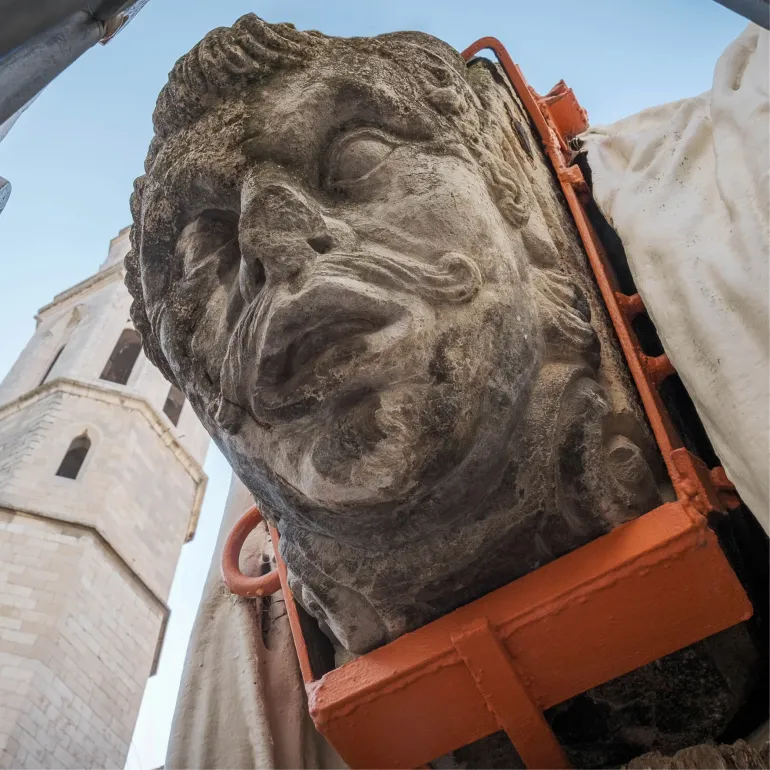 Darrera del torç del pensador, s’amaga una enigmàtica gàrgola amb bigotis | © JordiMeli Darrera del torç del pensador, s’amaga una enigmàtica gàrgola amb bigotis | © JordiMeli