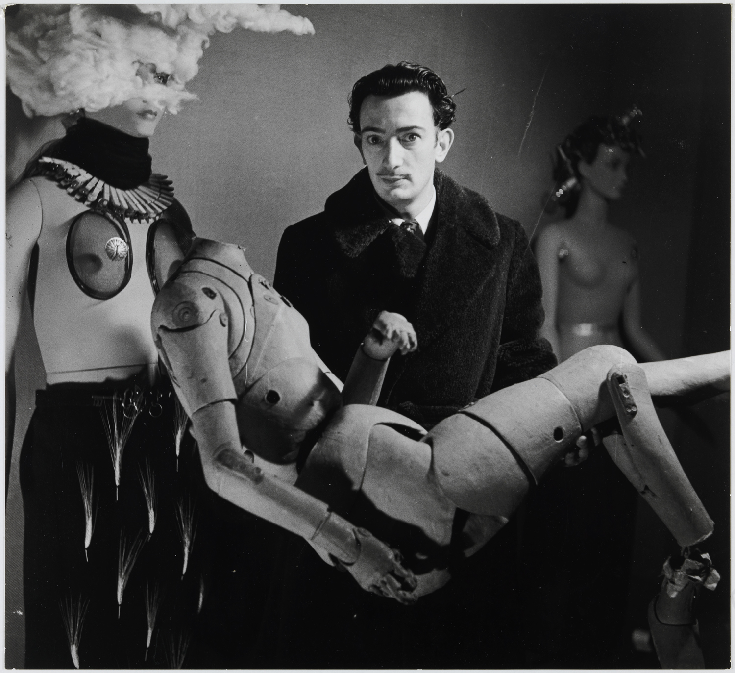 Denise Bellon. Salvador Dalí i el seu maniquí a l’Exposition Internationale du Surréalisme, París, 1938.© Les Films de l’Équinoxe - fonds photographique Denise Bellon.