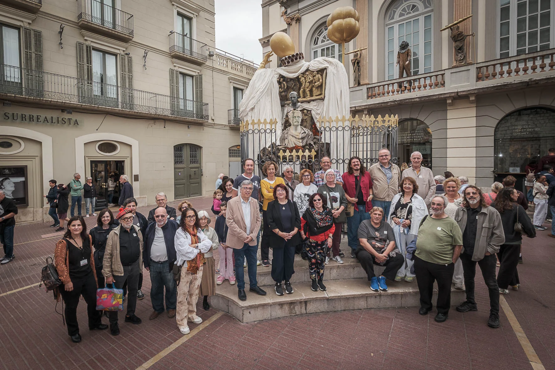 Els Amics han celebrat l'aniversari amb una visita de Max Pérez per descobrir la influència del pensament de Francesc Pujols en la construcció del Teatre Museu Dalí | © Jordi Meli