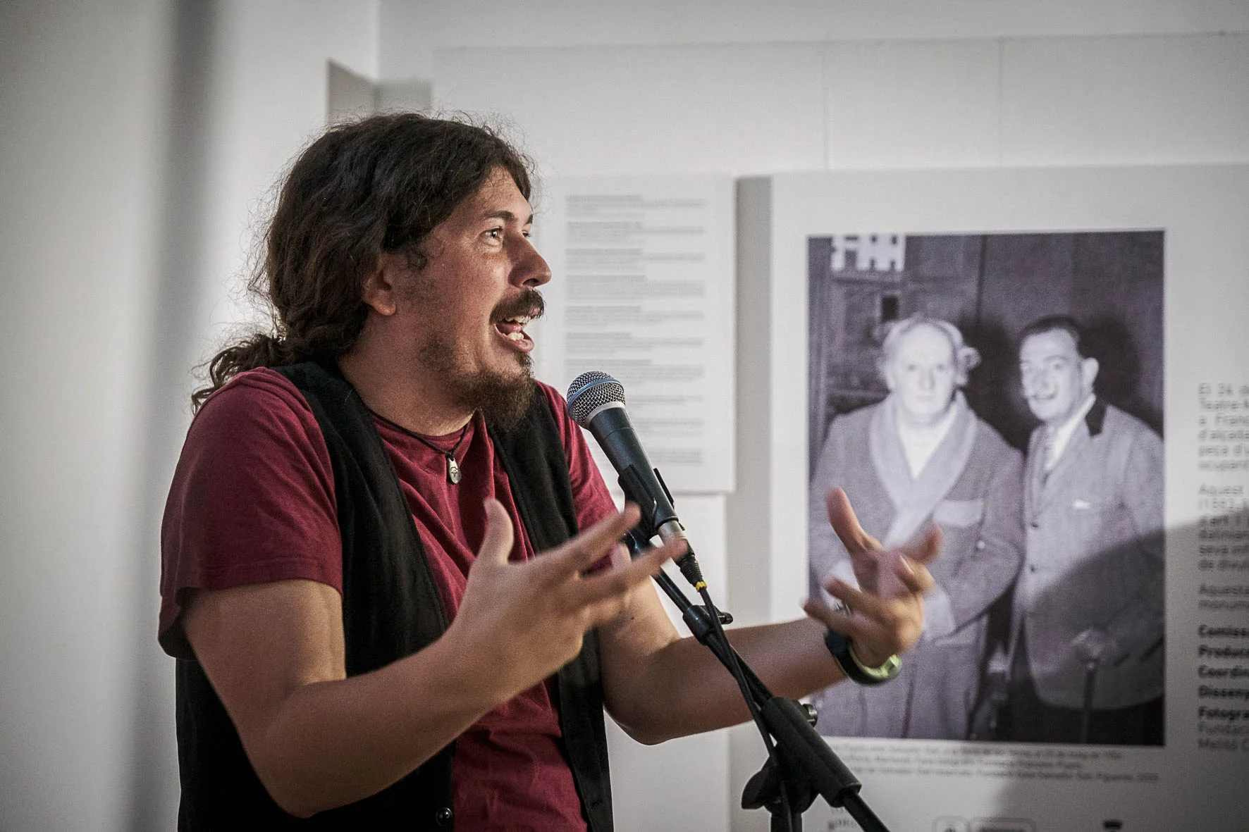 Max Pérez és el comissari d'aquesta exposició commemorativa | © Jordi Meli