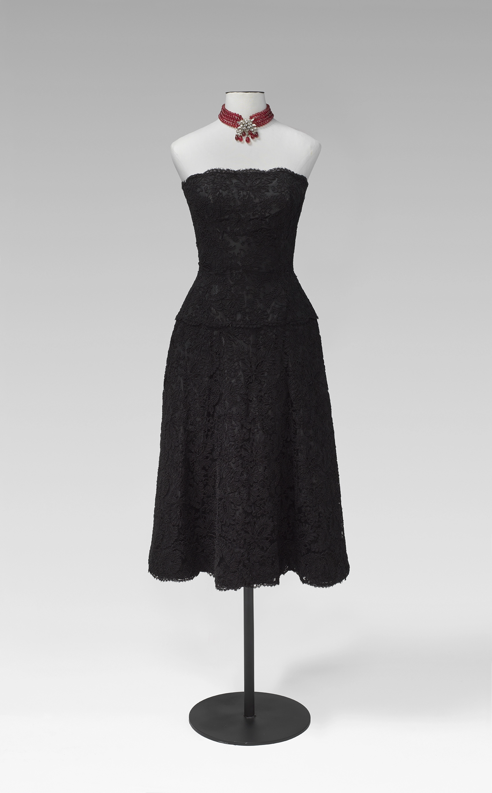 El Dique Flotante (Barcelona). Vestit de còctel, c. 1958. Collaret, s. XX.jpg