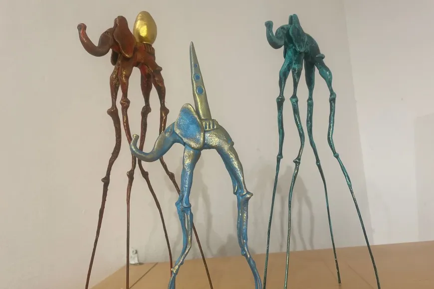 Arte Surrealista 333 elaboren els elefants dalinians de les botigues dels museus Dalí Arte Surrealista 333 elaboren els elefants dalinians de les botigues dels museus Dalí