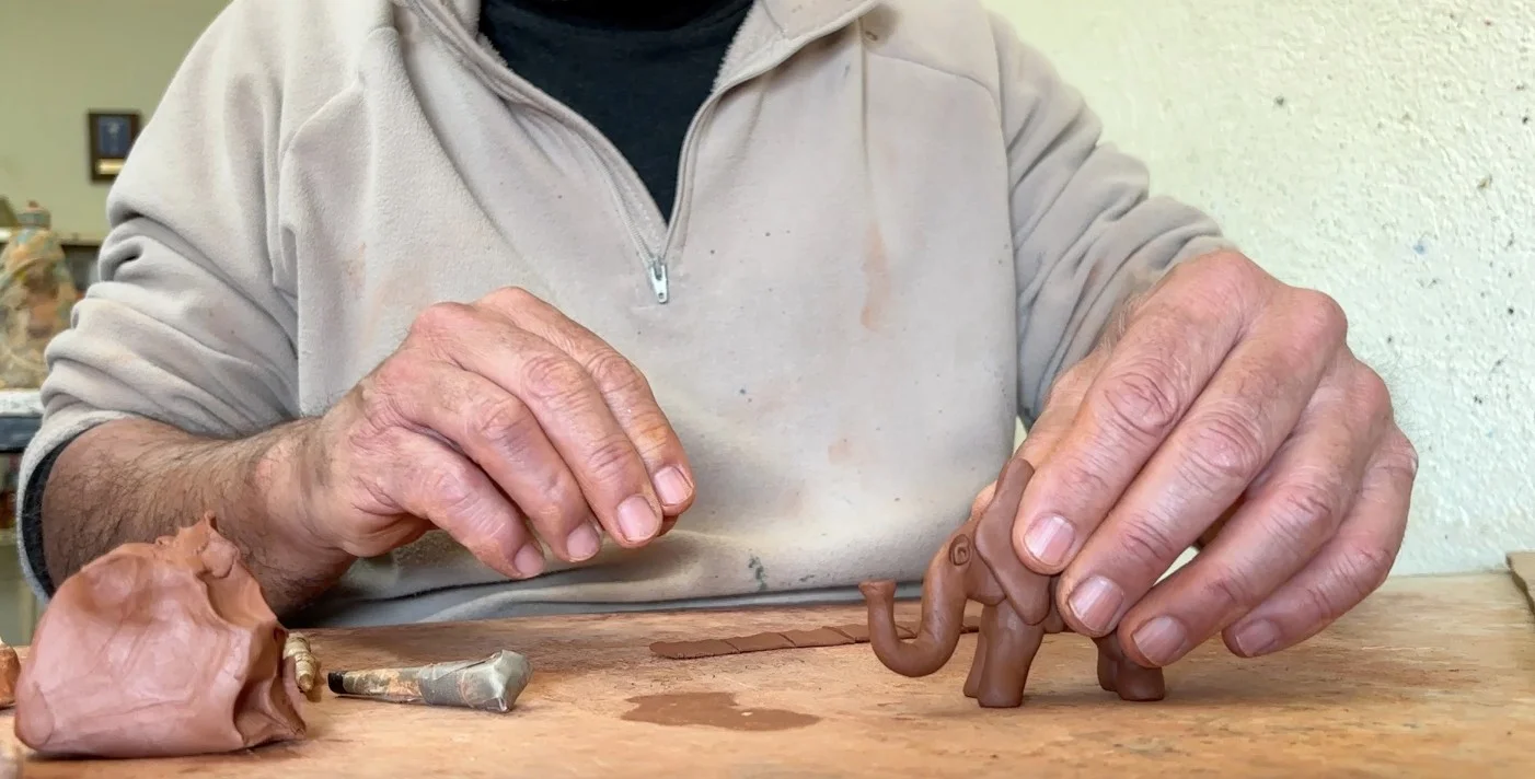 Elaboració d'elefants dalinians amb argila