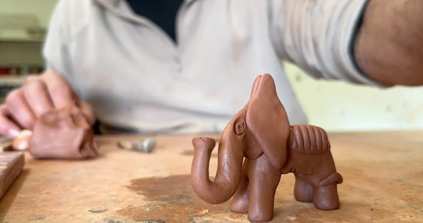 Elaboració d'elefants dalinians amb argila