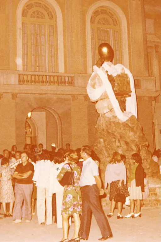 Façana del Teatre-Museu Dalí amb el monument a Francesc Pujols | © Simón. Arxiu Municipal de Figueres, 2025. Drets d’imatge de Salvador Dalí reservats.Fundació Gala-Salvador Dalí, 2025 Façana del Teatre-Museu Dalí amb el monument a Francesc Pujols | © Simón. Arxiu Municipal de Figueres, 2025. Drets d’imatge de Salvador Dalí reservats.Fundació Gala-Salvador Dalí, 2025