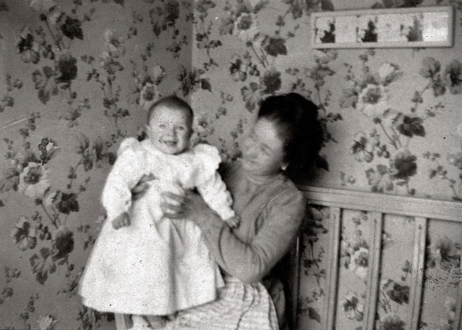 Felipa Domènech a la cambra dels nens de la primera residència dels Dalí, al carrer de Monturiol, núm. 20 (avui, núm. 6), molt probablement amb el primer Salvador als braços, c. 1902 | © Ajuntament de Figueres