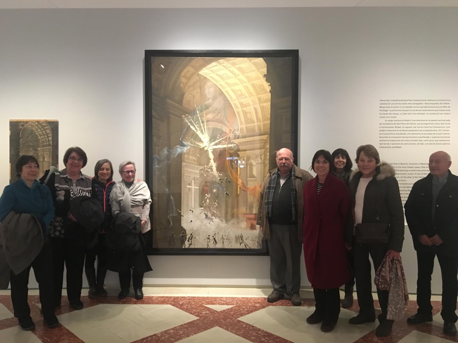 Amics amb el quadre explosió de fe mística del centre d'una catedral (executada entre 1959 i 1974)