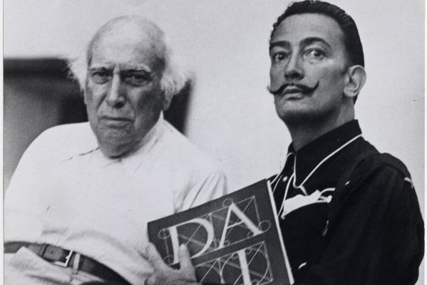 Batlles-Compte. Salvador Dalí amb el seu pare a Portlligat, 1948. c | © Foto Batlles-Compte. Salvador Dalí amb el seu pare a Portlligat, 1948. Drets d’imatge de Gala i Salvador Dalí reservats. Fundació Gala-Salvador Dalí, Figueres, 2018.