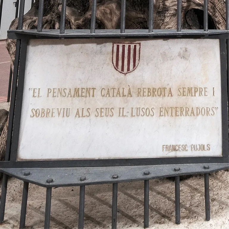 Placa de marbre col·locada el 20 de març de 1982 a petició del filòsof Carles Muñoz Espinalt | © JordiMeli Placa de marbre col·locada el 20 de març de 1982 a petició del filòsof Carles Muñoz Espinalt | © JordiMeli