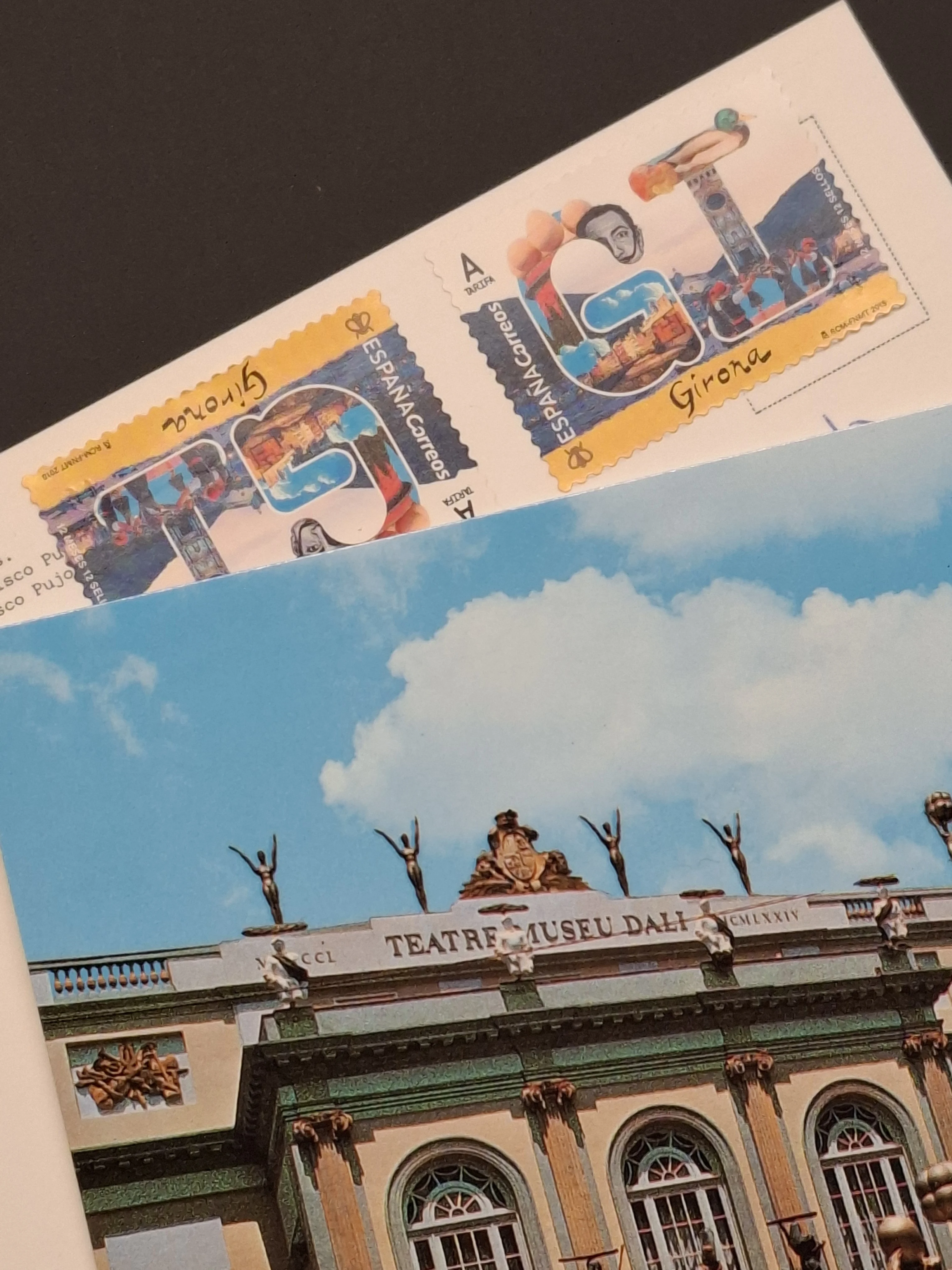 La postal de Meli mostra l’entrada del Teatre-Museu Dalí de Figueres