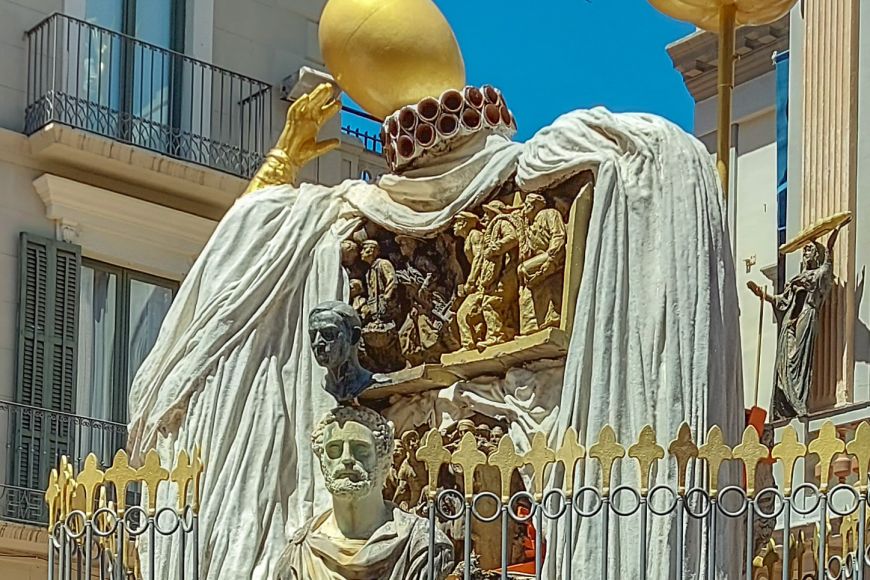 Monument a Francesc Pujols a l'exterior del Teatre Museu Dalí