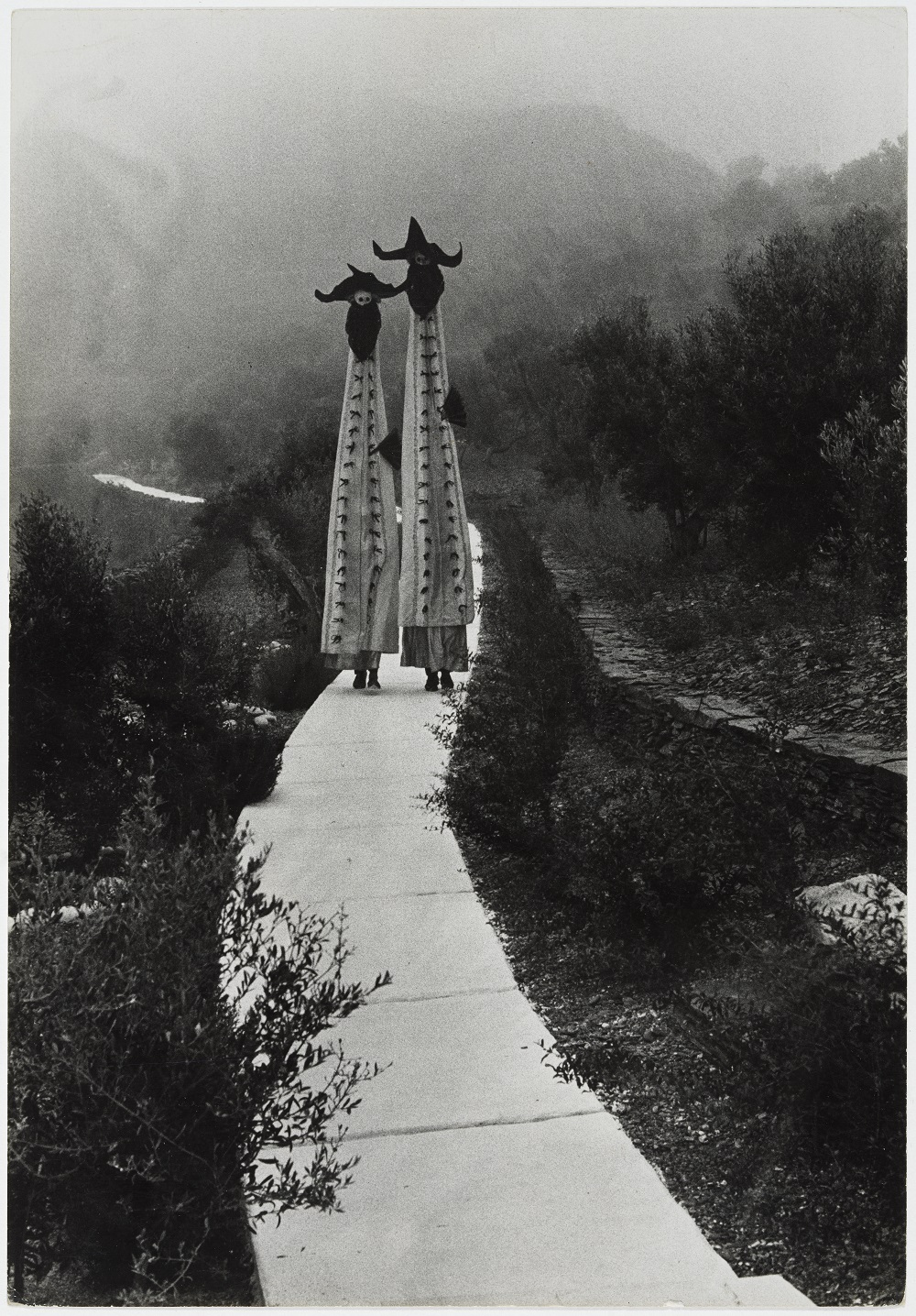 Desfilada dels gegants a Portlligat. Aquestes disfresses s’exposen a Figueres | © Oriol Maspons/Julio Ubiña, 1960 © Maspons/Fundació Gala-Salvador Dalí, Figueres, 2020