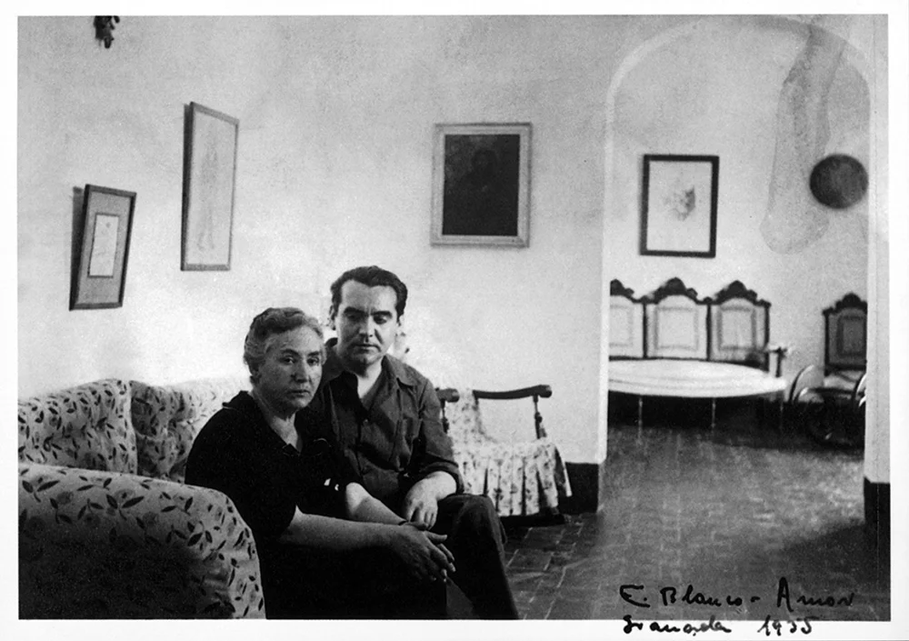Federico i la senyora Vicenta Lorca a l’interior de la casa de l’Huerta de San Vicente. | © Fundación FGL