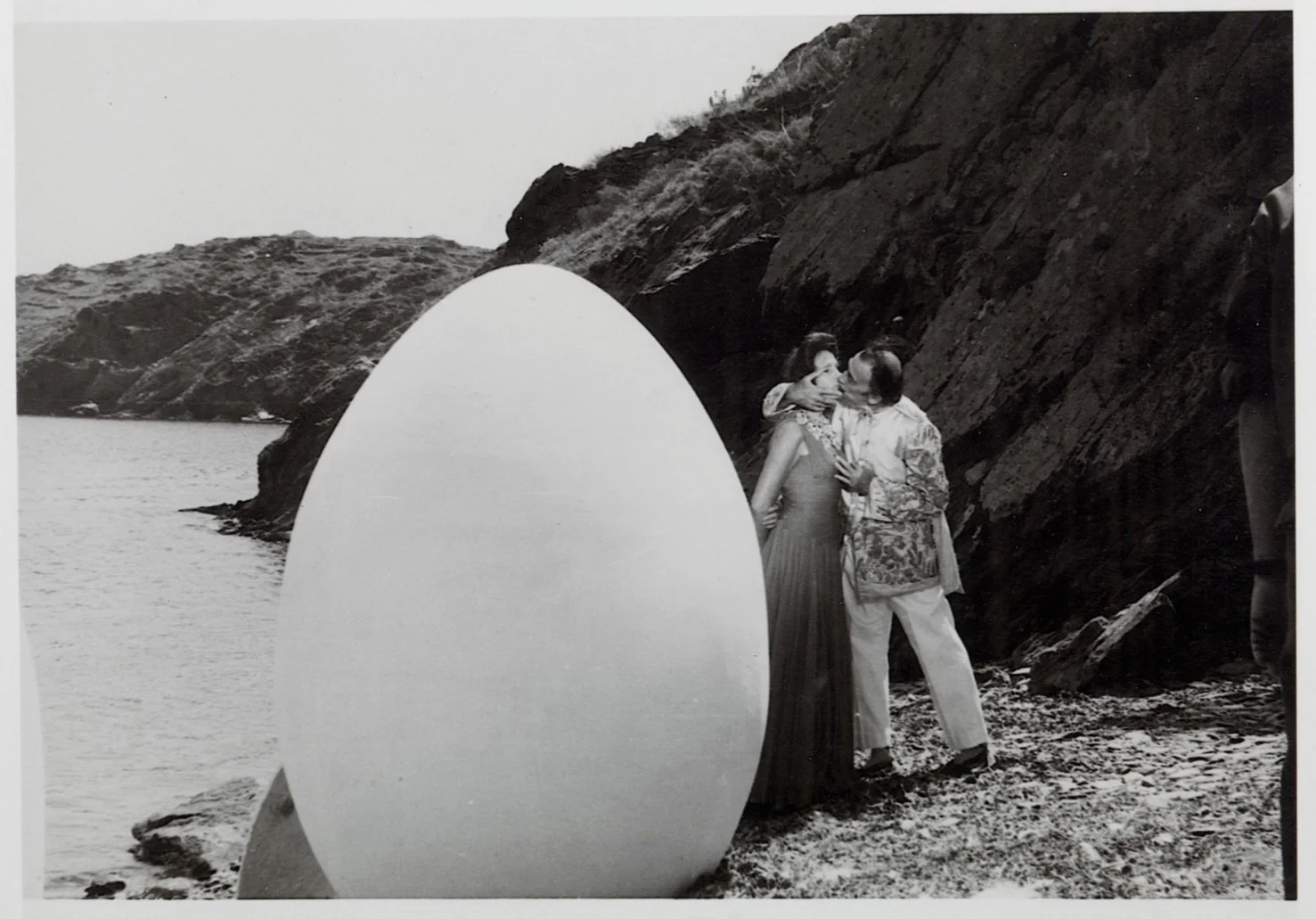 Gala i Salvador Dalí a Portlligat en el rodatge d’Autoportrait mou de Salvador Dalí, dirigit per Jean-Christophe Averty, 1966