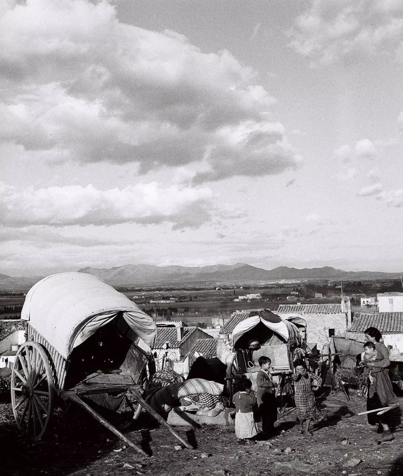 Visió d’una part del Garrigal, amb una mare i els seus fills en primer terme, l’any 1950 | © Joaquim Fort