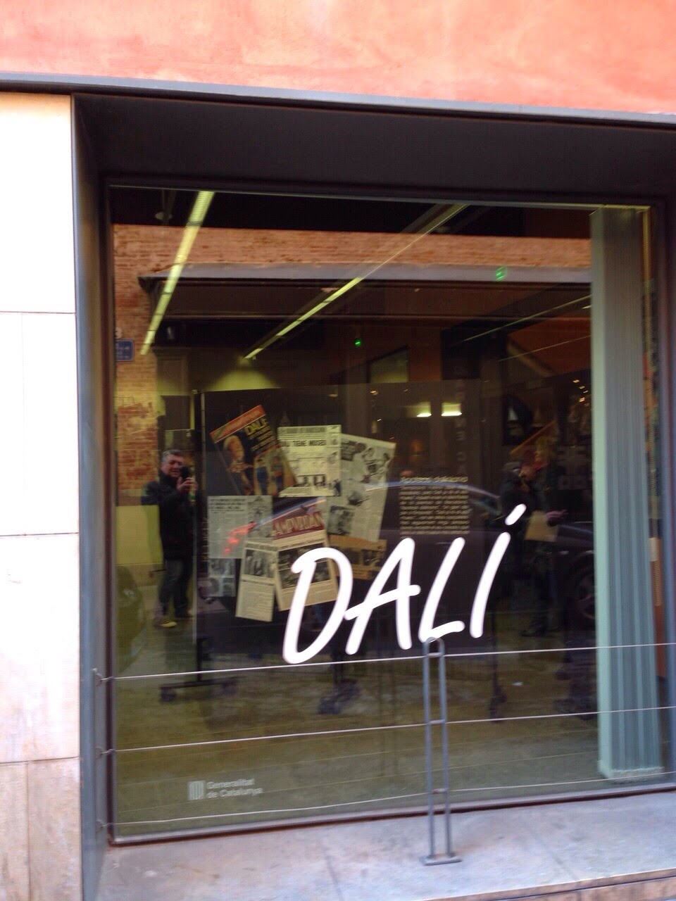 La Casa de la Generalitat a Perpinyà, vista des de fora: dalinianament customitzada