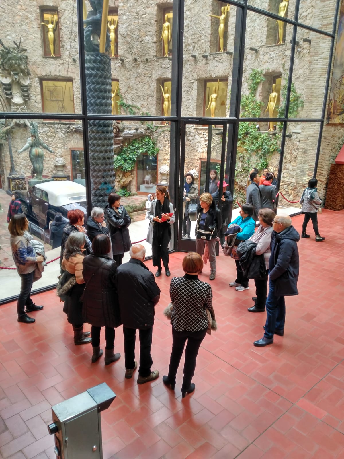 Moment de la visita de petit format conduïda per Anna Massot