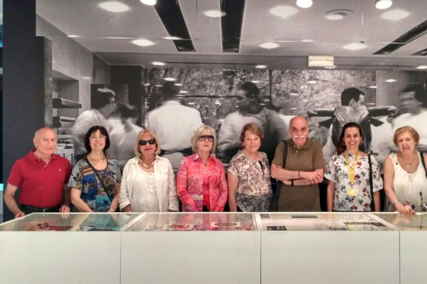 Els Amics amb l'Anna García, en un moment de la visita a l'exposició Els Amics amb l'Anna García, en un moment de la visita a l'exposició