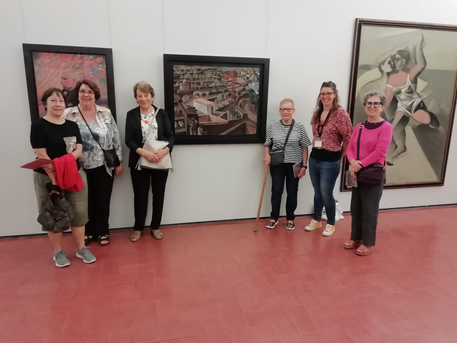 Ada Pruneda i un grup d'Amigues dels Museus Dalí en un moment de la visita comentada