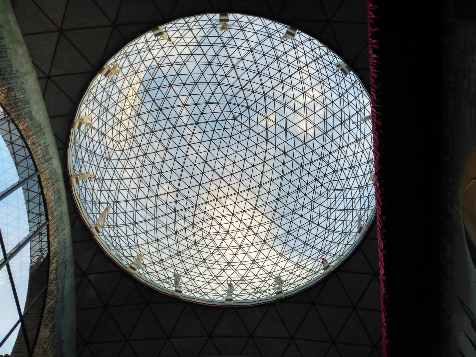 Vista interior de la Cúpula del Teatre-Museu Dalí de Figueres.