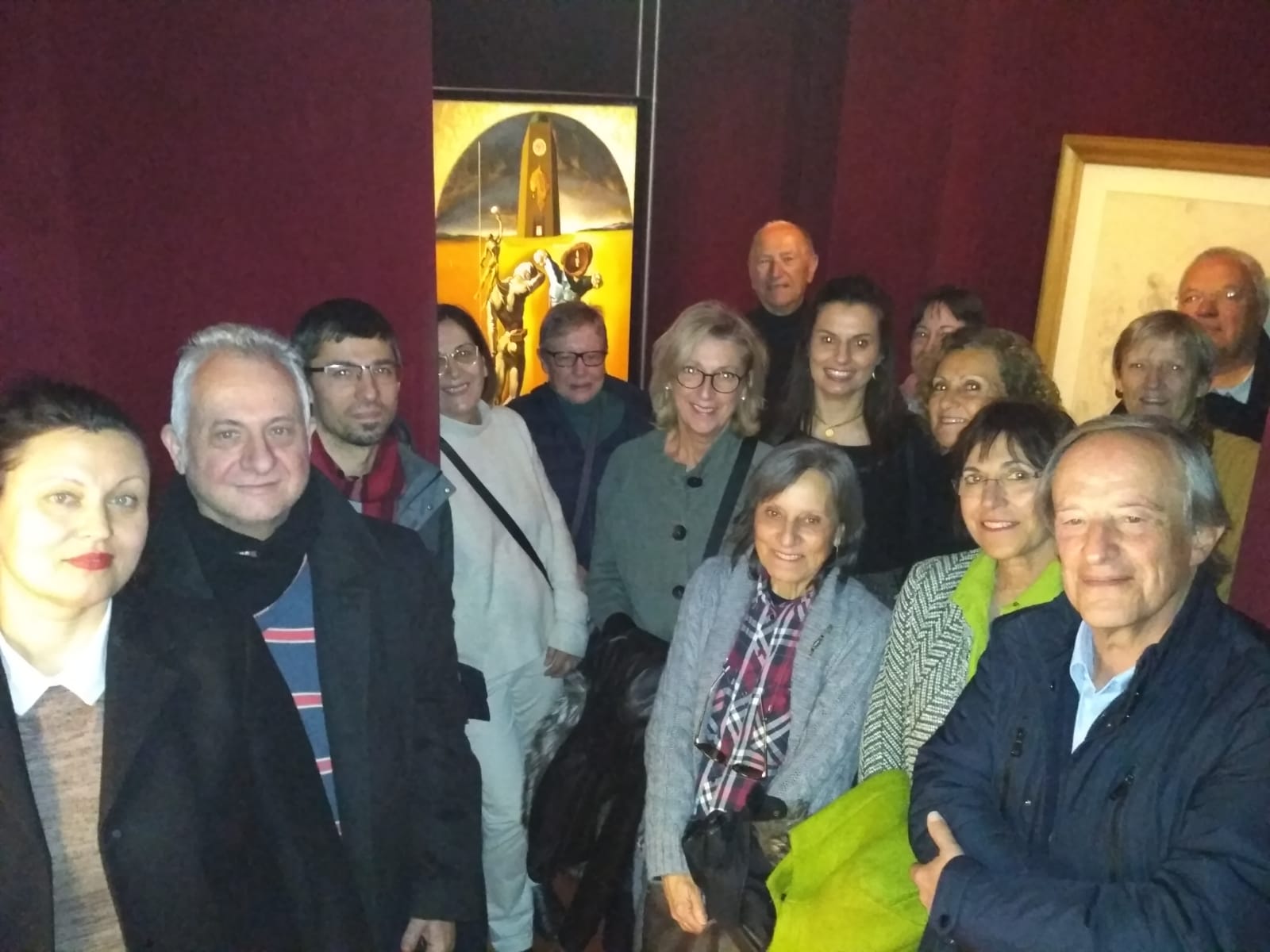 Amics dels Museus Dalí, juntament amb l'Anna García en un moment de la visita.