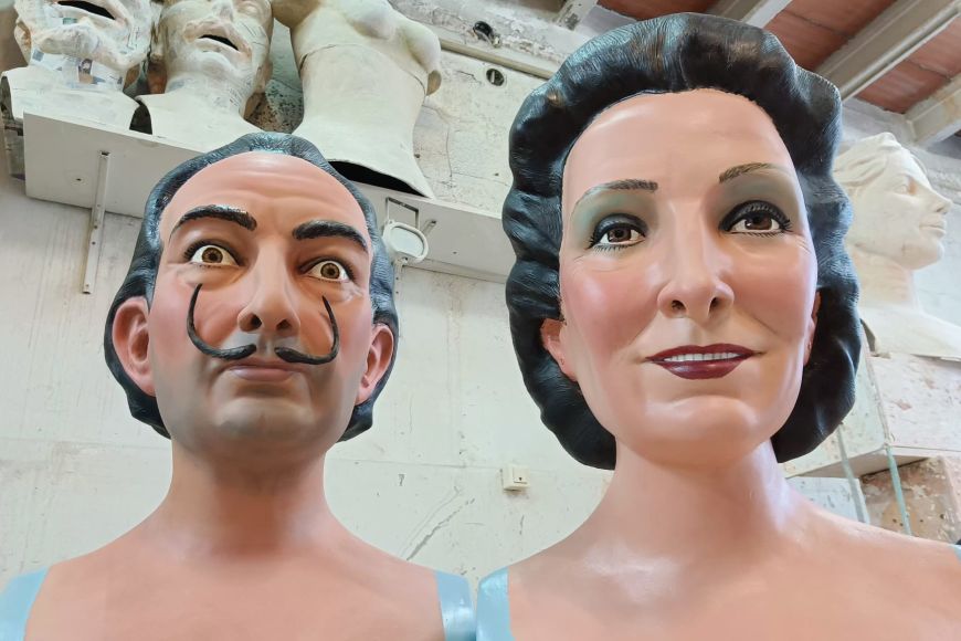 L'artista Jordi Grau ha restaurant les figures dels gegants de Dalí i Gala L'artista Jordi Grau ha restaurant les figures dels gegants de Dalí i Gala