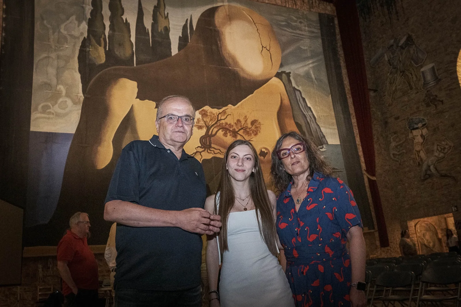 Laia Guillaumes Murillo, en el centre, amb Àngela Castaño la tutora del seu treball i Carles Ayats, president dels Amics | © Jordi Meli