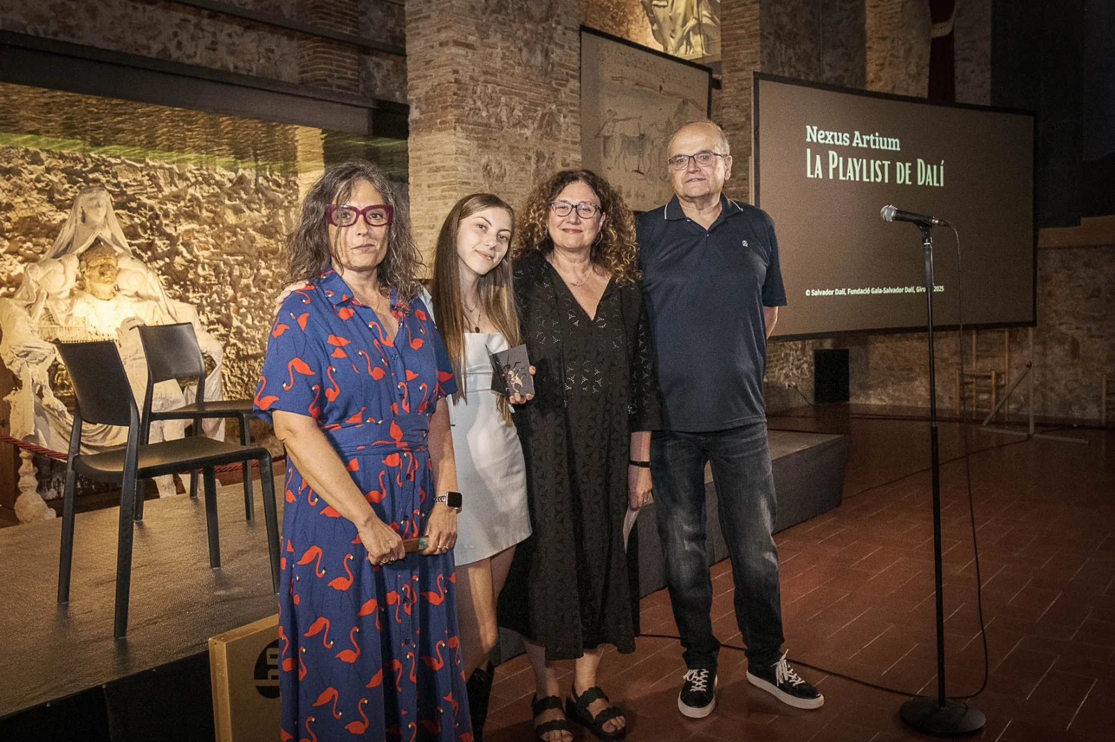 Guillaumes ha rebut el premi de mans de  Carme Ruiz, sotsdirectora de l’Àrea de Col·leccions i Exposicions de la Fundació Gala-Salvador Dalí | © Jordi Meli