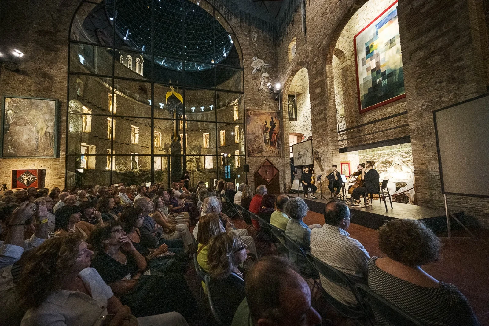 El Teatre-Museu Dalí de Figueres ha acollit una nova edició de la Nit dels Amics dels Museus Dalí
